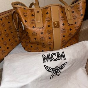 Liz Reversible Medium Tote (with mini clutch)